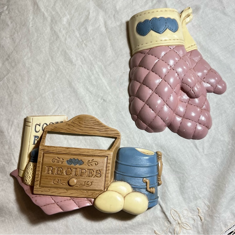 Vintage Burwood Productions Kitchen Wall Decor Plastic Oven Mitt Recipe Box USA